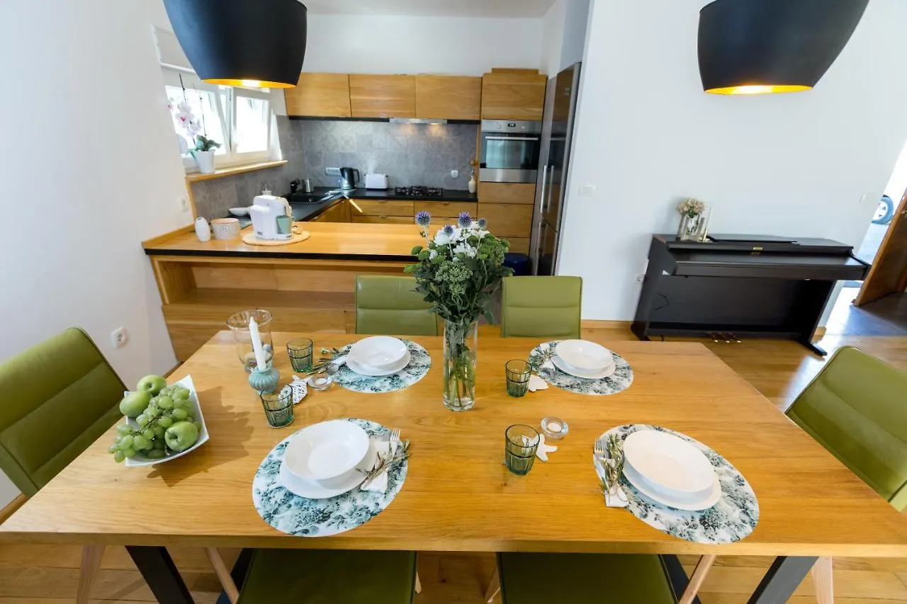 Home Sweet Apartments 자다르